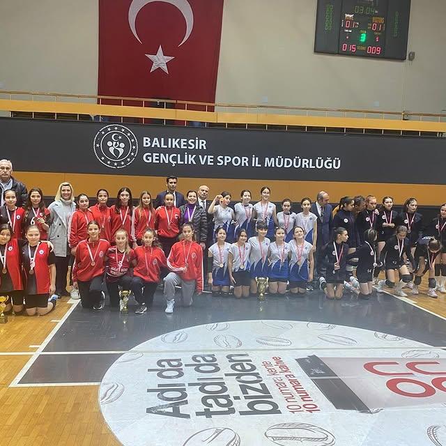 Mehmet Akif Ersoy Ortaokulu'nun Voleybol Başarısı