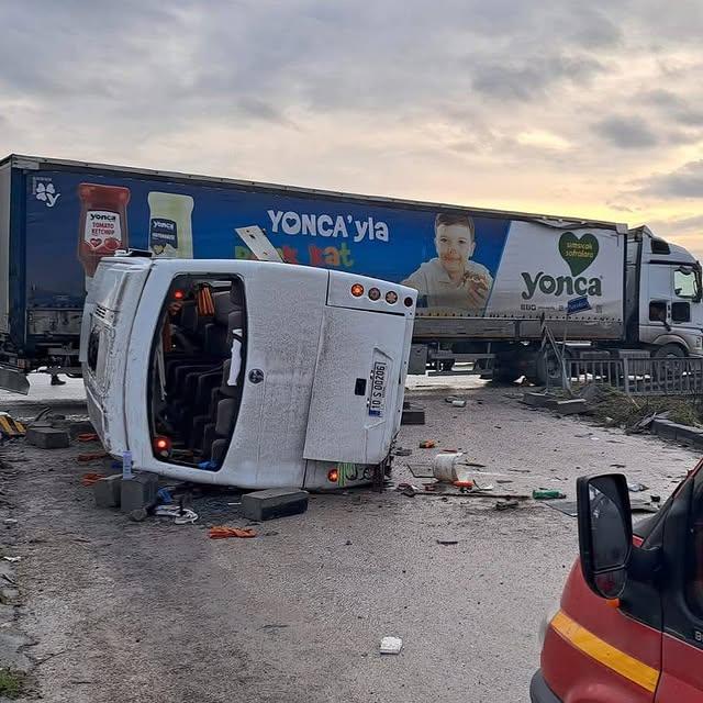 Balıkesir'de Okul Servisi ve TIR Çarpıştı: 8 Öğrenci Ağır Yaralı