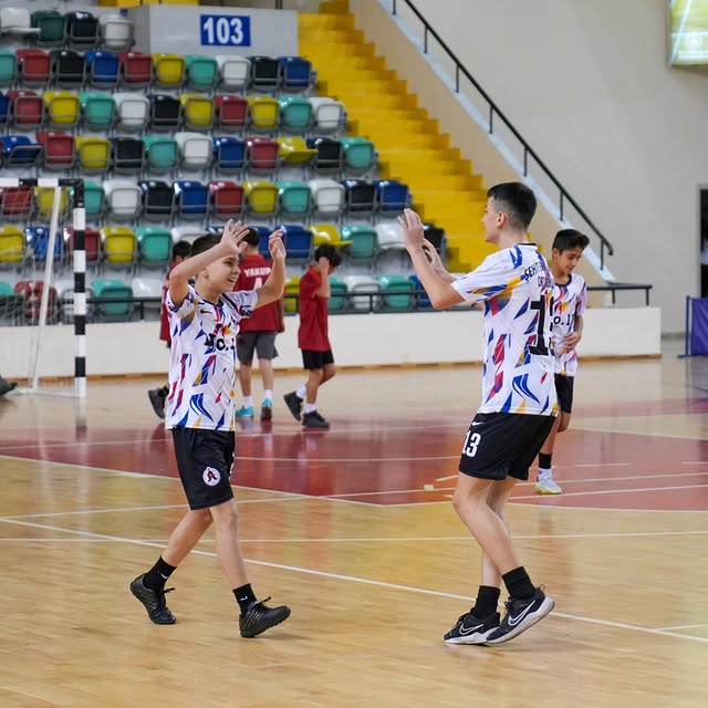 Genç Sporcuların Heyecan Dolu Yarışı Sürüyor: Futsal ve Dart Müsabakaları Nefes Kesiyor