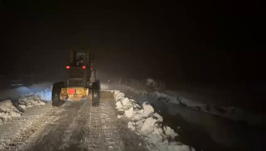 Balıkesir'de Yoğun Kar Yağışıyla Mücadele: Ekipler Gece Boyu Görev Başında