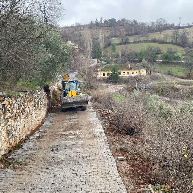 Kepsut Belediyesi, Kırsal Mahallelerde Yol Çalışmalarını Hızla Tamamlıyor