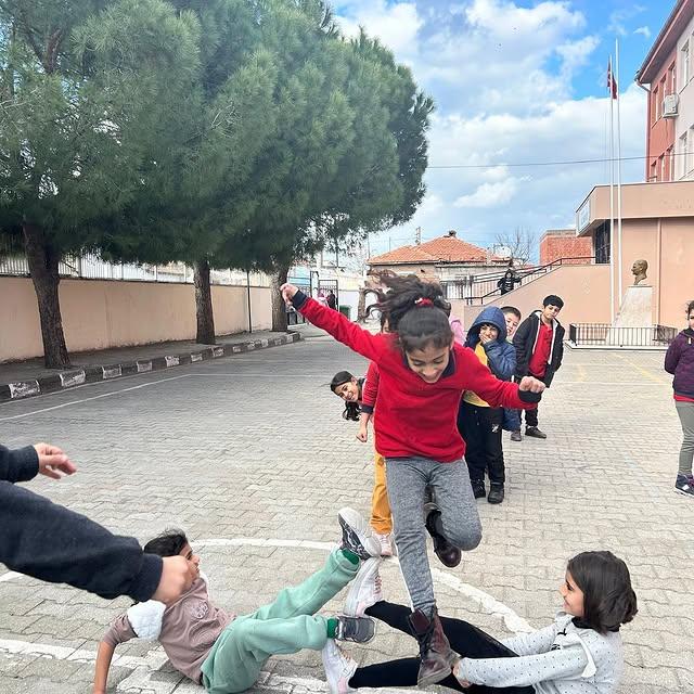 Gazi İlkokulu'nda Geleneksel Çocuk Oyunları Festivali Düzenlendi