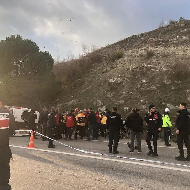 Balıkesir'de Feci Kaza: İki Kişi Hayatını Kaybetti, 21 Kişi Yaralandı