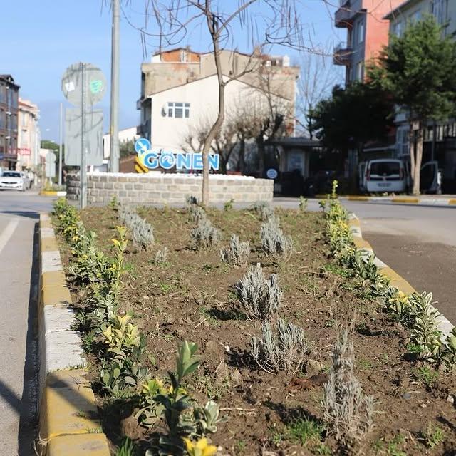 Gönen'in Kavşakları ve Refüjleri Yeşille Buluşuyor