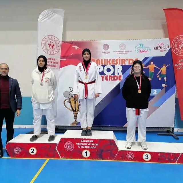 Edremit Anadolu İmam Hatip Lisesi Öğrencilerinin Taekwondo Başarısı