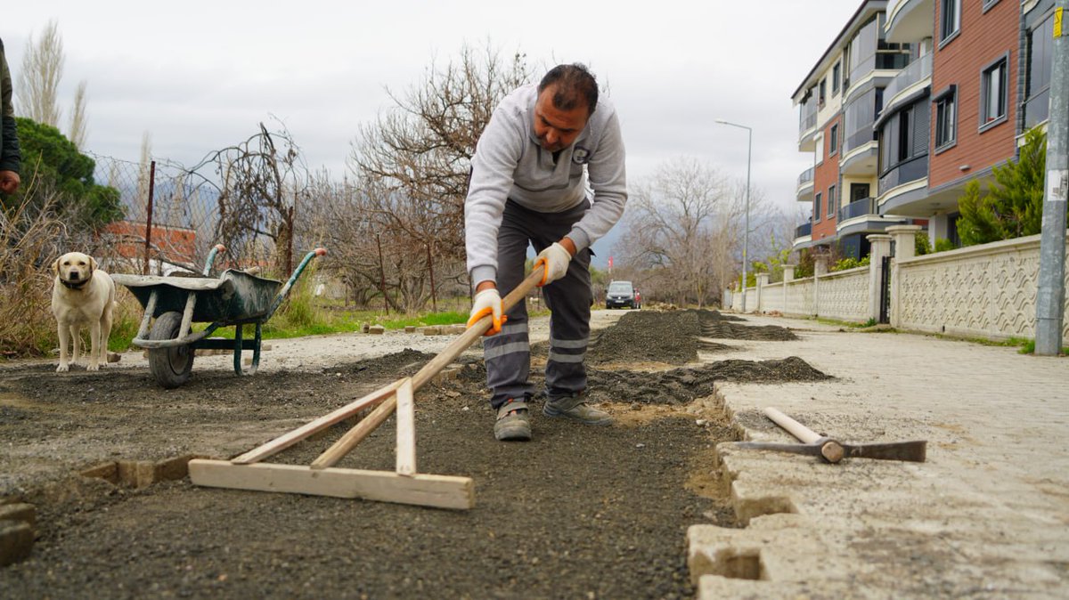 Edremit'te Yol İnşaatı Sürüyor