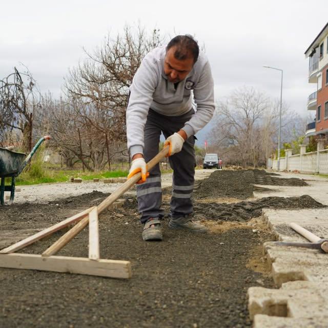 Edremit'te Yol Yapım Çalışmaları Sürüyor