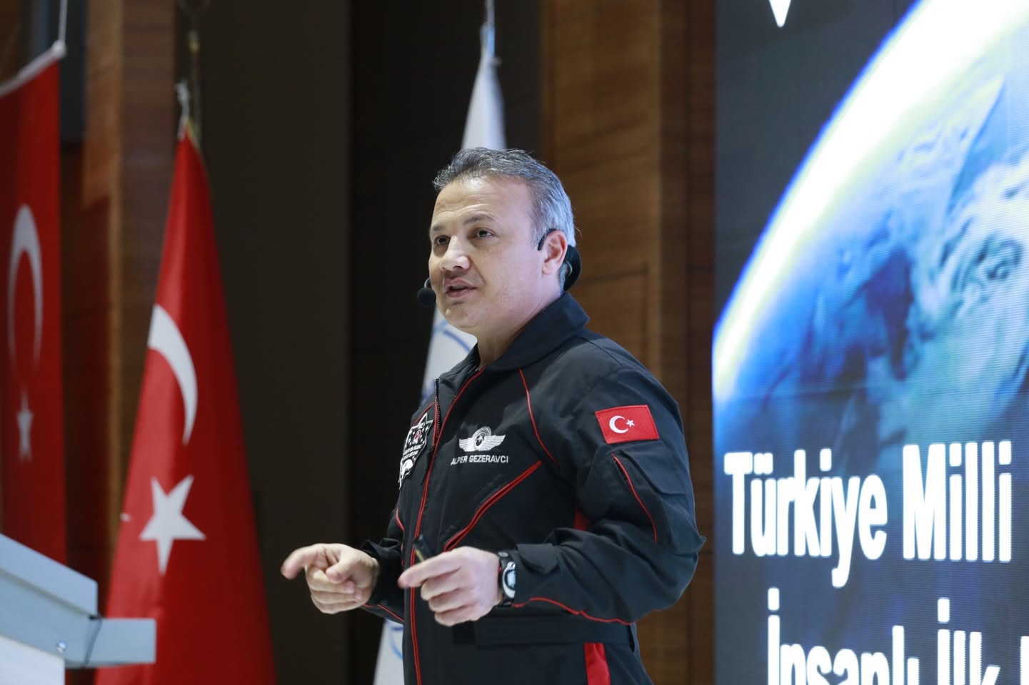 Türkiye'nin İlk Astronotu Alper Gezeravcı, Bandırma'da Gençlerle Bir Araya Geldi