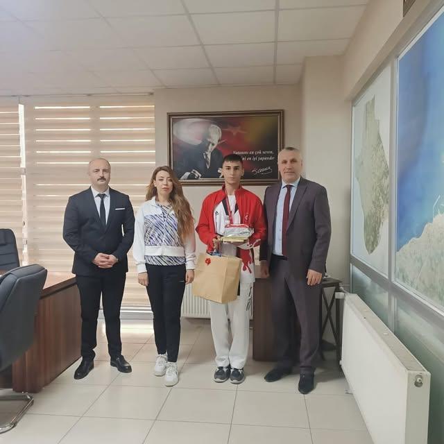 Taekwondo Şampiyonu Öğrenciden Milli Eğitim Müdürüne Ziyaret