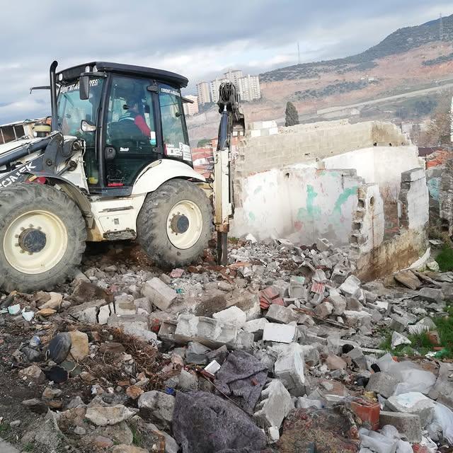 Edremit'te Metruk Binalar Güvenlik Gerekçesiyle Yıkılıyor