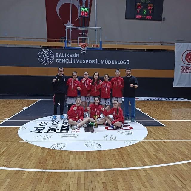 Havran Yıldız Kızlar Basketbol Takımı Üst Üste Üçüncü Kez Şampiyon
