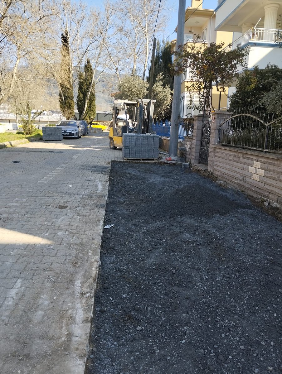 Altınoluk'ta Yol Tamiratı Başladı