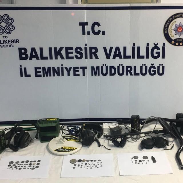 Balıkesir'de Tarihi Eser Operasyonu: 59 Sikke, 1 Heykel ve Daha Fazlası Ele Geçirildi