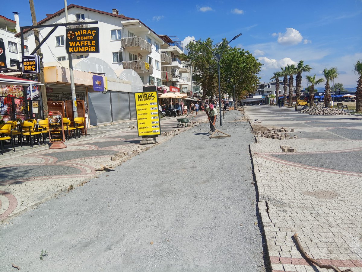 Edremit'te Akçay Kordonunda Refüj Taş Tamiratı Çalışmaları Sürüyor