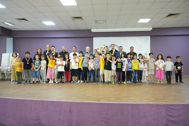 Burhaniye Belediyesi Bahar Kupası Satranç Turnuvası Sona Erdi