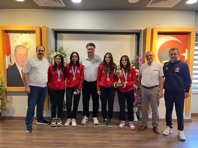 Havran’da 3x3 Basketbol Yıldız Kızlar Türkiye Üçüncüsü Takımı Başkan Ersoy’u Ziyaret Etti