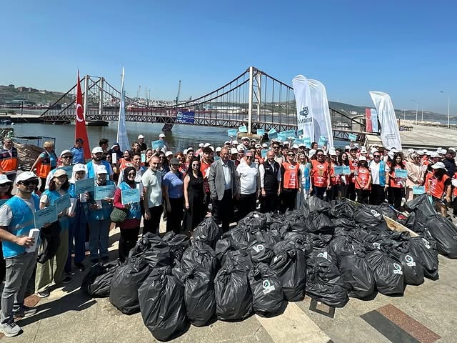 Bandırma'da Marmara Denizi Temizliğiyle Farkedildi: 1500 Kilogram Atık Toplandı