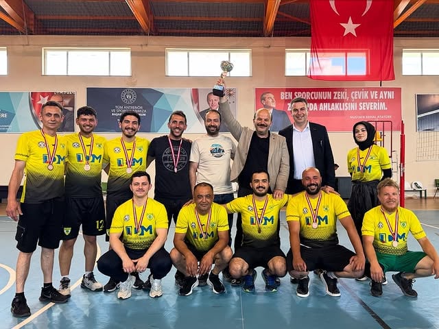İvrindi Belediyesi Kurumlar Arası Voleybol Turnuvasında Şampiyon Oldu