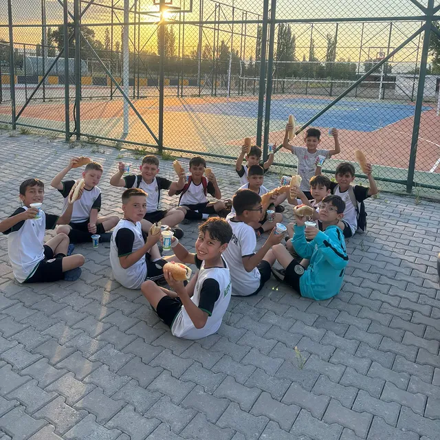 Kepsut Belediyesi Futbol Takımı Mangal ile Moral Deposu Oldu