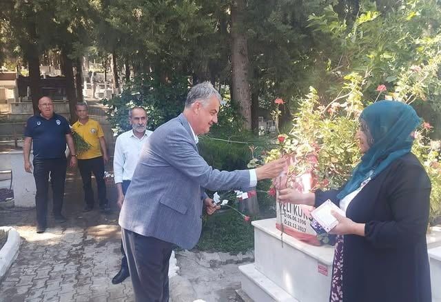 Edremit Belediyesi Kurban Bayramı'nda Mezarlıklarda Karanfil Dağıttı
