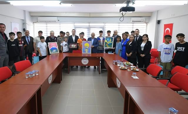 Balıkesir Valisi Ustaoğlu, Çocuk Evleri Sitesi'nde Bayram Coşkusunu Paylaştı