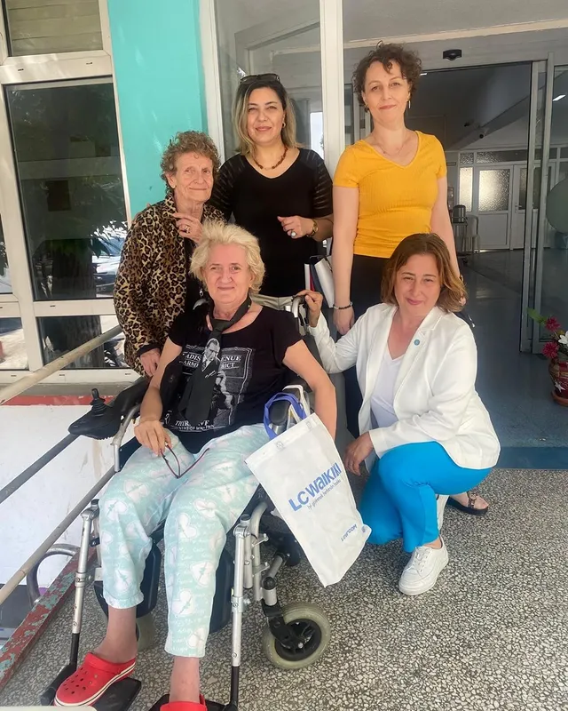 İYİ Parti Balıkesir İl Başkanlığı, Huzurevi Ziyaretinde Elderdiklerin Elinden Öptü