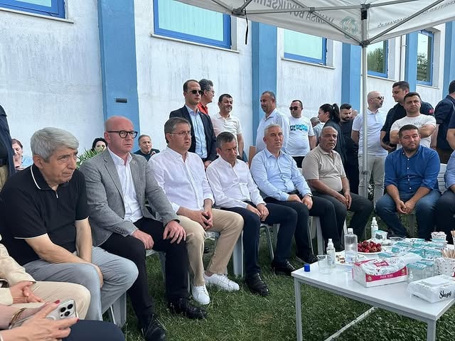 CHP Balıkesir Milletvekili Serkan Sarı, Manisa Büyükşehir Belediye Başkanı Ferdi Zeyrek'i Hastanede Ziyaret Etti