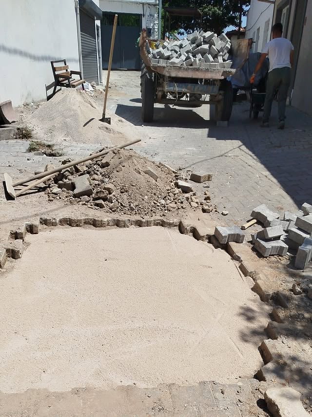 Edremit Belediyesi Mehmetalan Mahallesi'nde Yol Tamirat Çalışması Gerçekleştirdi