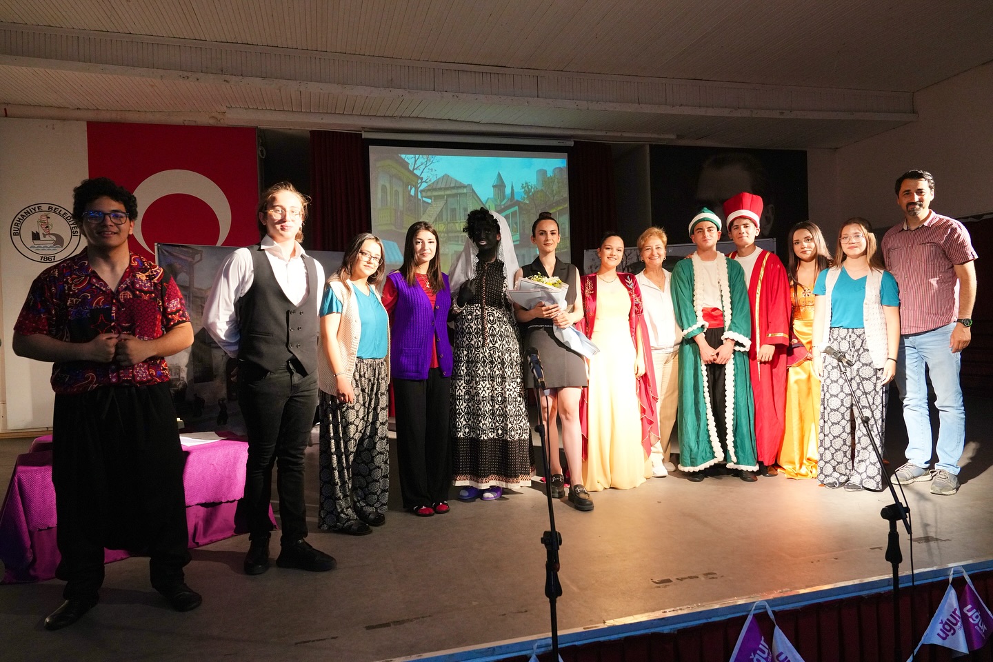 Burhaniye'de Tiyatro Gösterisiyle Eski Zaman Canlandı