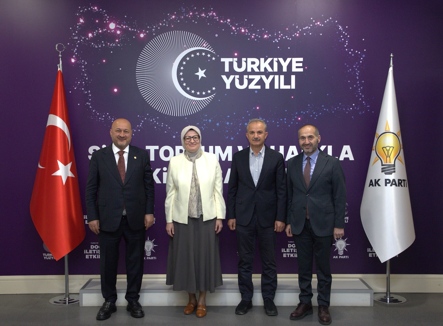 AK Parti Balıkesir Milletvekili Uygur, Genel Merkez'de Misafirlerini Ağırladı