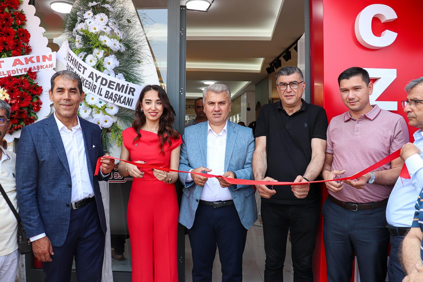 Balıkesir'de Yeni Eczane Açıldı: Turgut Eczanesi Hemşehrilere Hizmet Veriyor