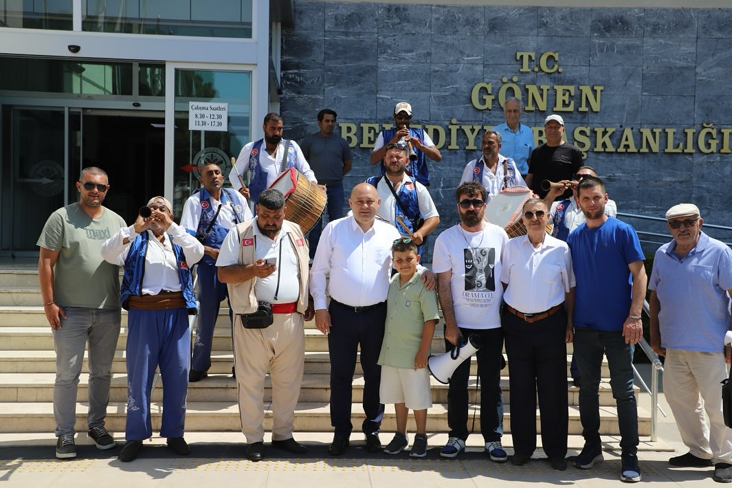 Gönen'de Yağlı Güreş Coşkusu Başladı: Kırkpınar Cazgırları ve Davul Zurna Ekibi Şehri Coşturdu