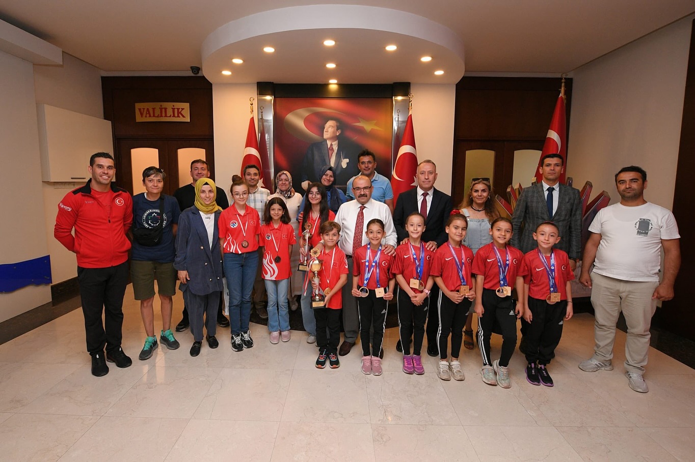 Aerobik Cimnastik ve Satrançta Türkiye Şampiyonları Vali Ustaoğlu'nu Ziyaret Etti