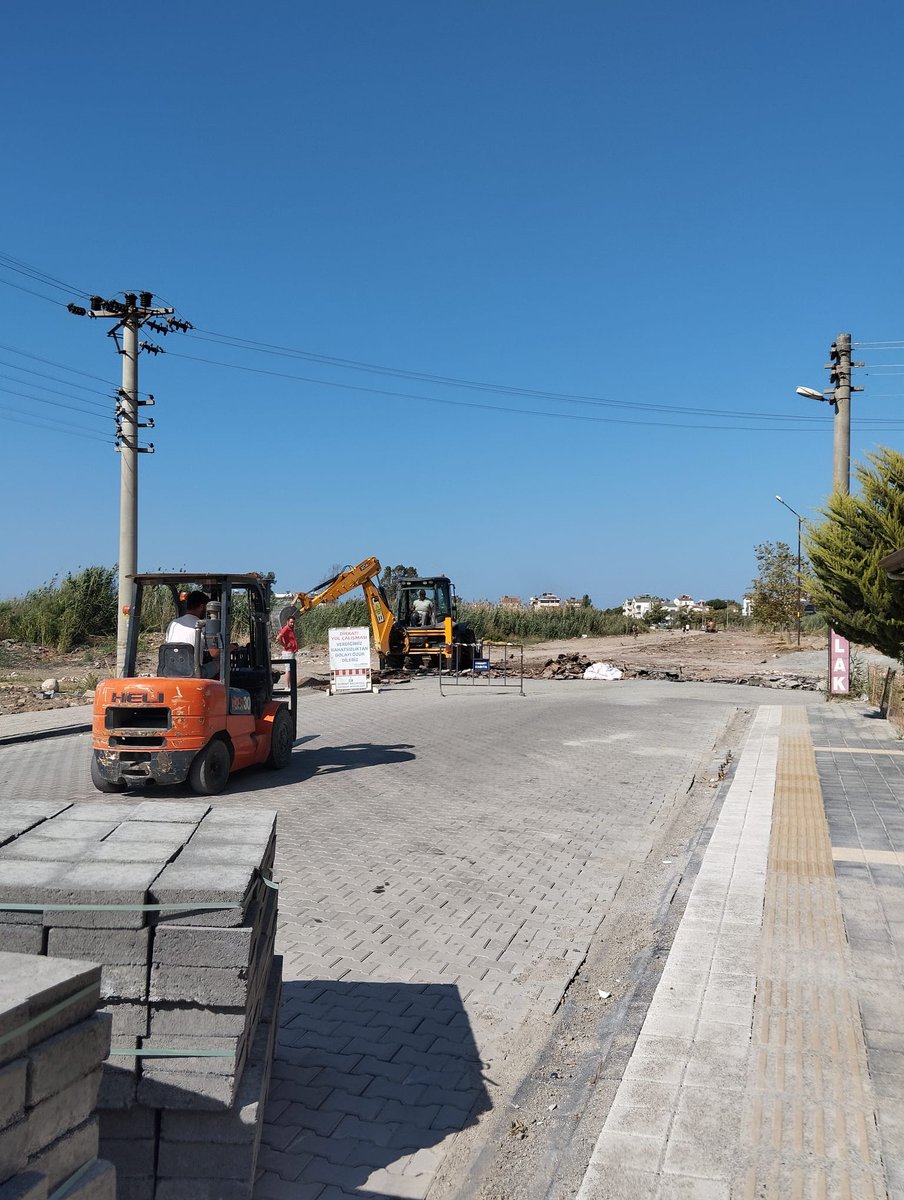 Edremit'te Altınkum Mahallesi Sahil Caddesi'nde Yol Yapım Çalışmaları Devam Ediyor
