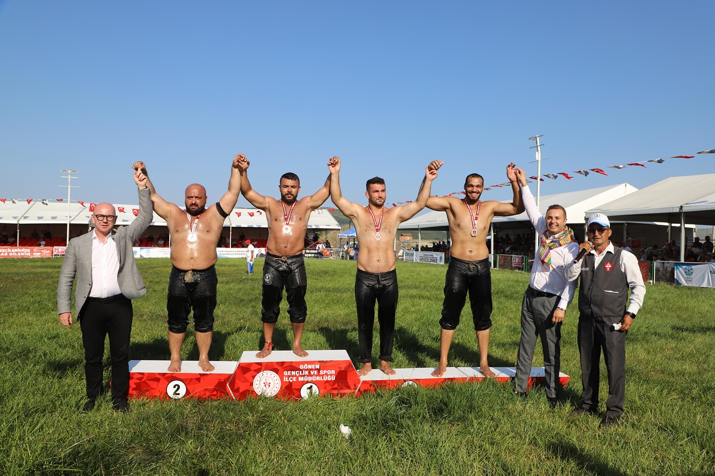 CHP'li Vekil Sarı, Gönen Yağlı Güreşleri'nde Destek Verdi