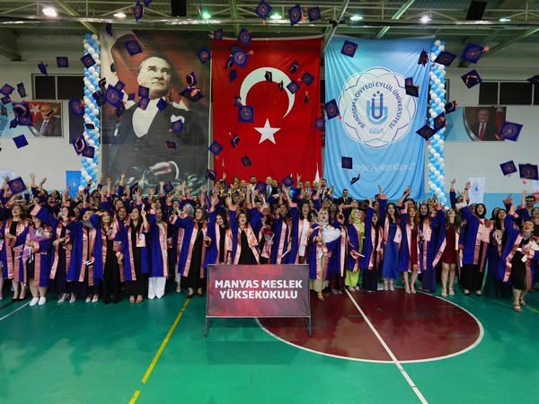 Bandırma 17 Eylül Üniversitesi Manyas Meslek Yüksekokulu Mezuniyet Töreni Coşkuyla Gerçekleşti