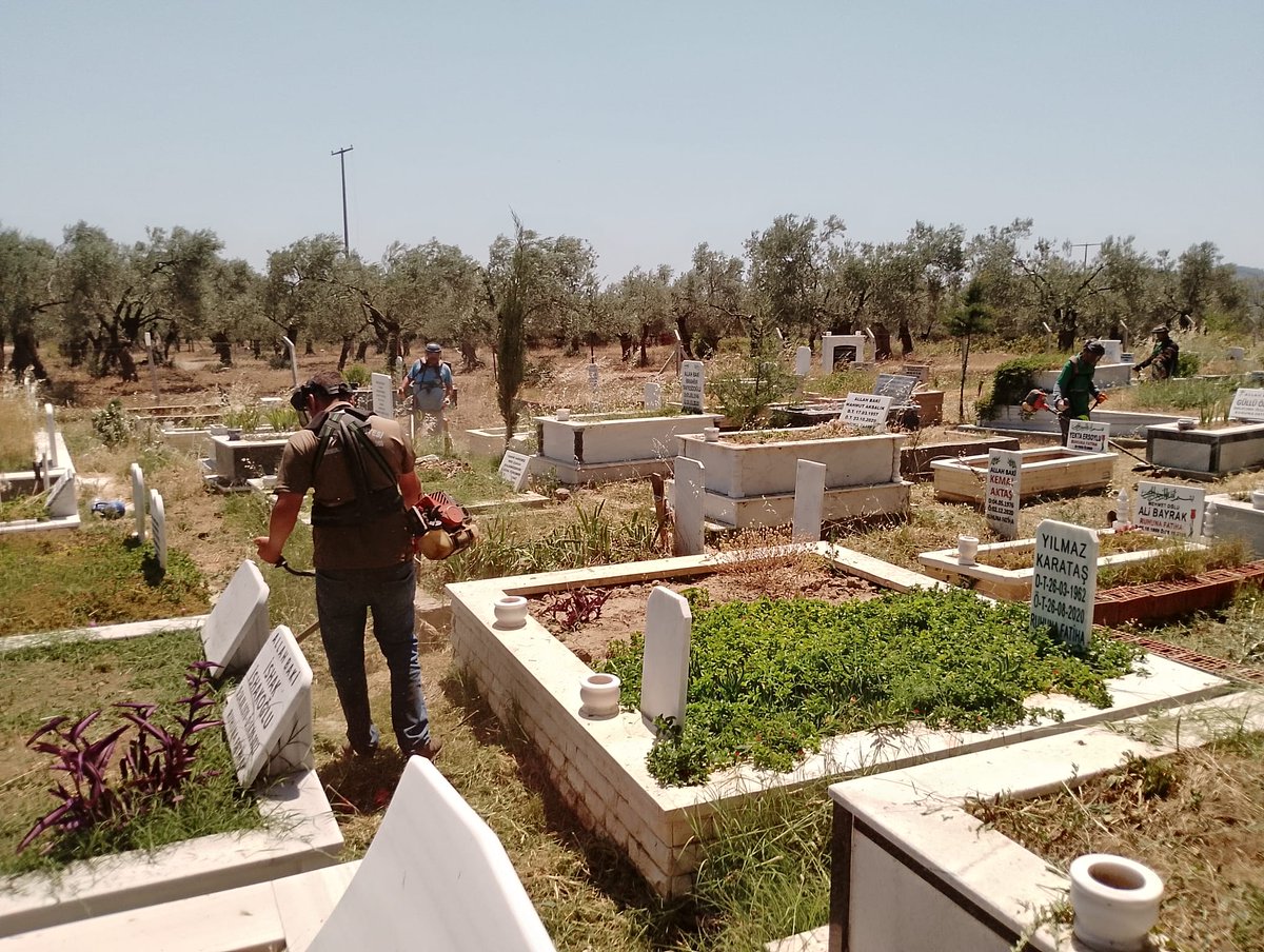 Edremit Belediyesi Mezarlıklarda Bakım Çalışmalarına Devam Ediyor