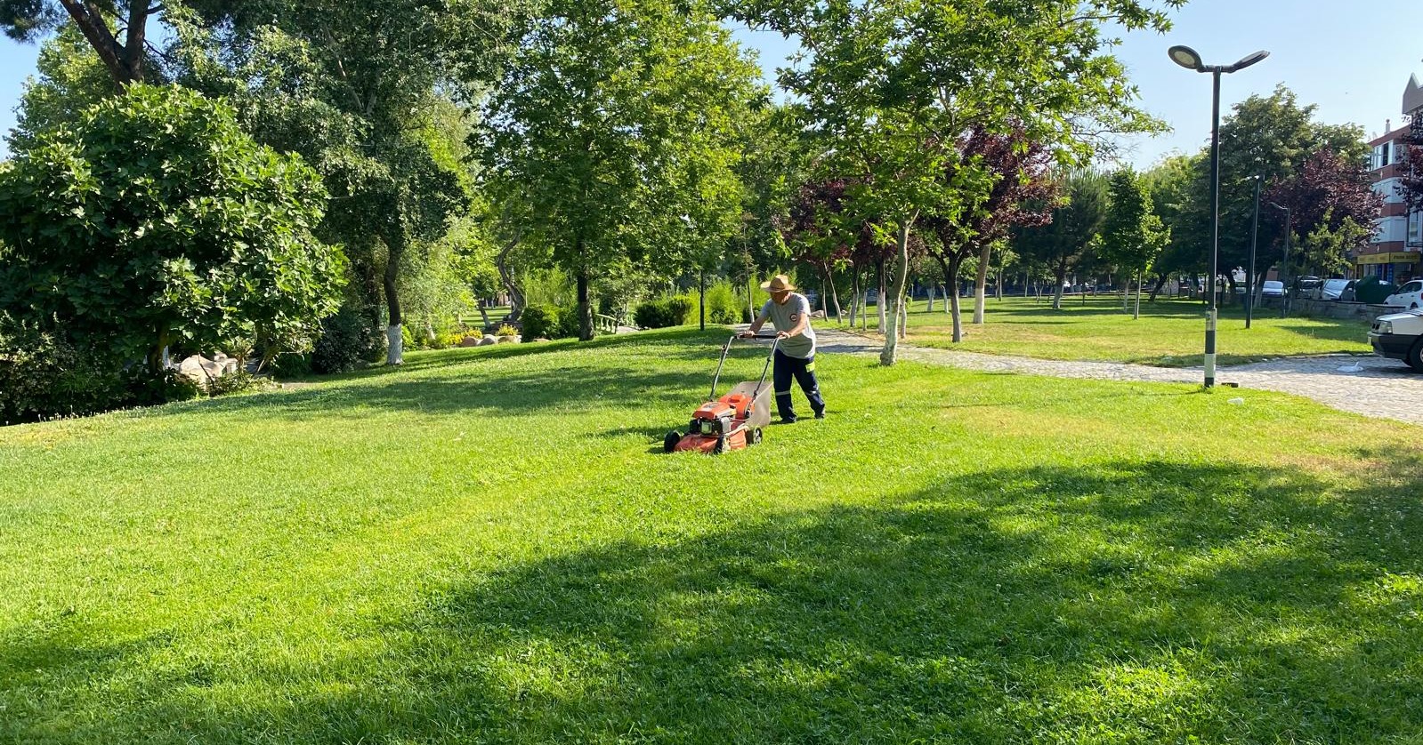 Susurluk'ta Park ve Bahçe Bakımı ile Asfalt Çalışmaları Devam Ediyor