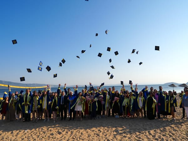 Bandırma 17 Eylül Üniversitesi Erdek Meslek Yüksekokulu Mezuniyet Töreni Coşkuyla Tamamlandı