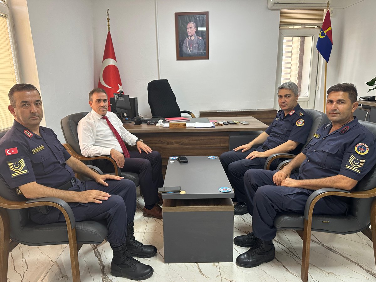 Burhaniye Kaymakamı İlyas Memiş, İlçe Jandarma Komutanı Binbaşı Ünal Bayhan'a Veda Ziyareti Gerçekleştirdi