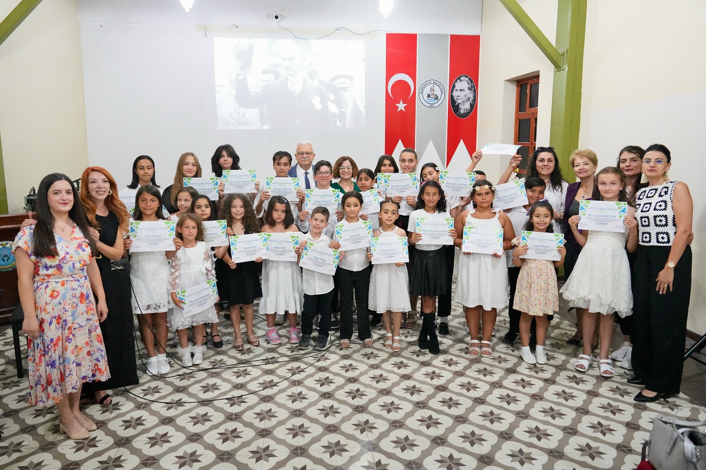 Burhaniye Belediyesi Gençlik Merkezi Öğrencileri Yıl Sonu Konseriyle Sahne Aldı