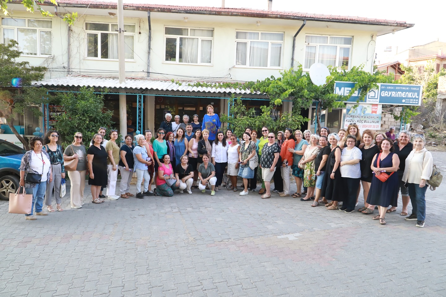 Burhaniye'de Kadın Buluşması Pelitköy Mahallesi'nde Gerçekleştirildi