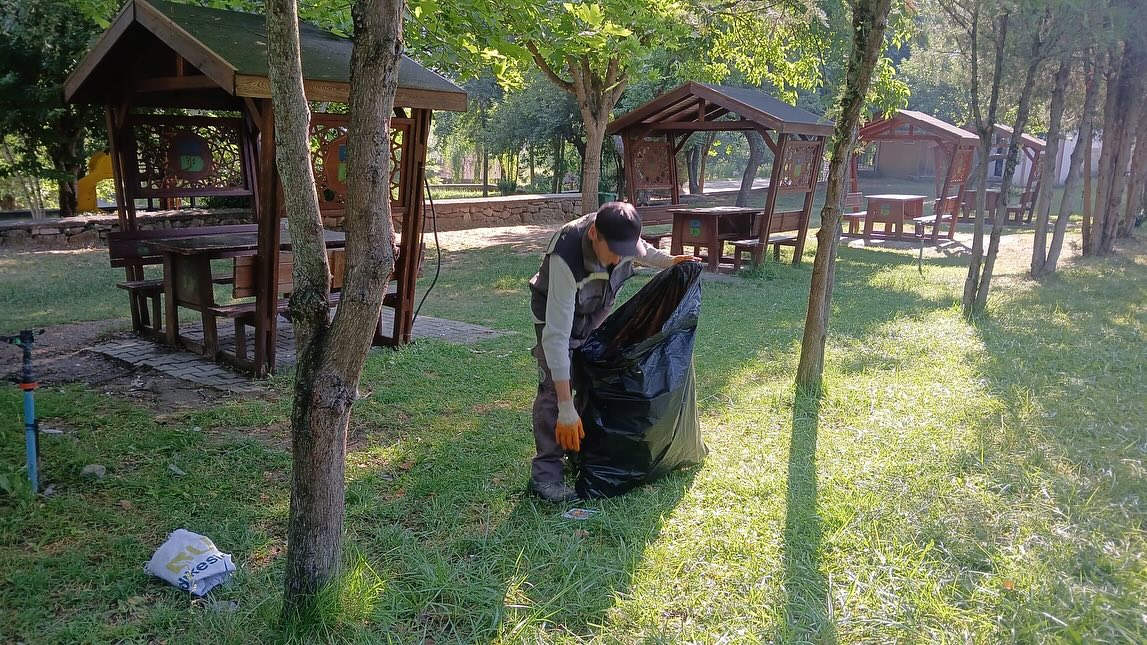 Dursunbey'de Parklarda Temizlik Çalışmaları Sürüyor