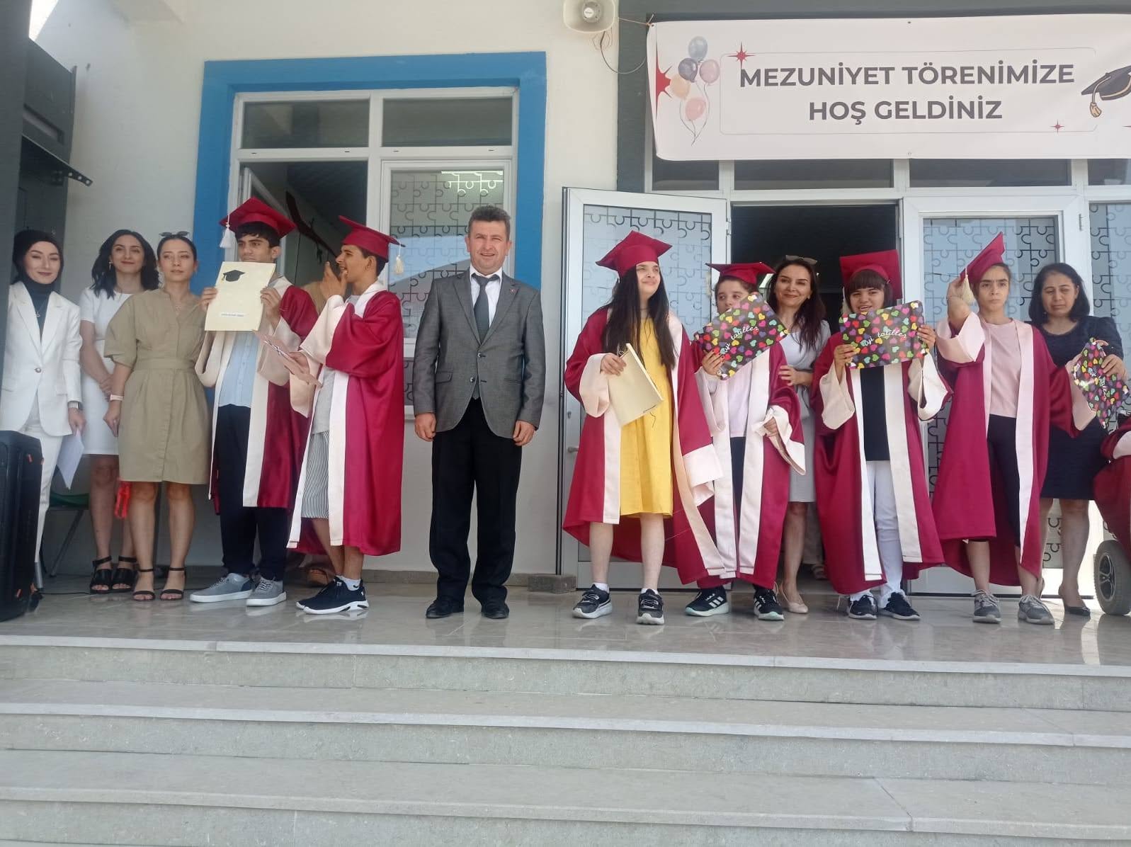 Edremit'te Özel Eğitim Uygulama Okulu'nda Mezuniyet Coşkusu