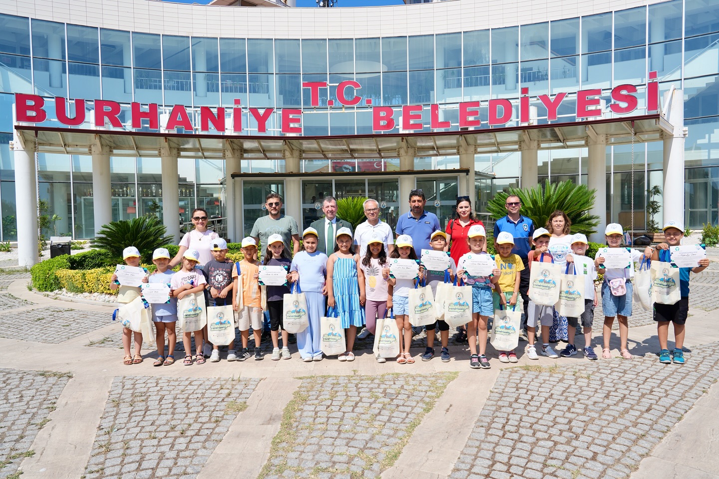 Burhaniye'de Çevre Bilincine Sahip Öğrenciler Ödüllendirildi