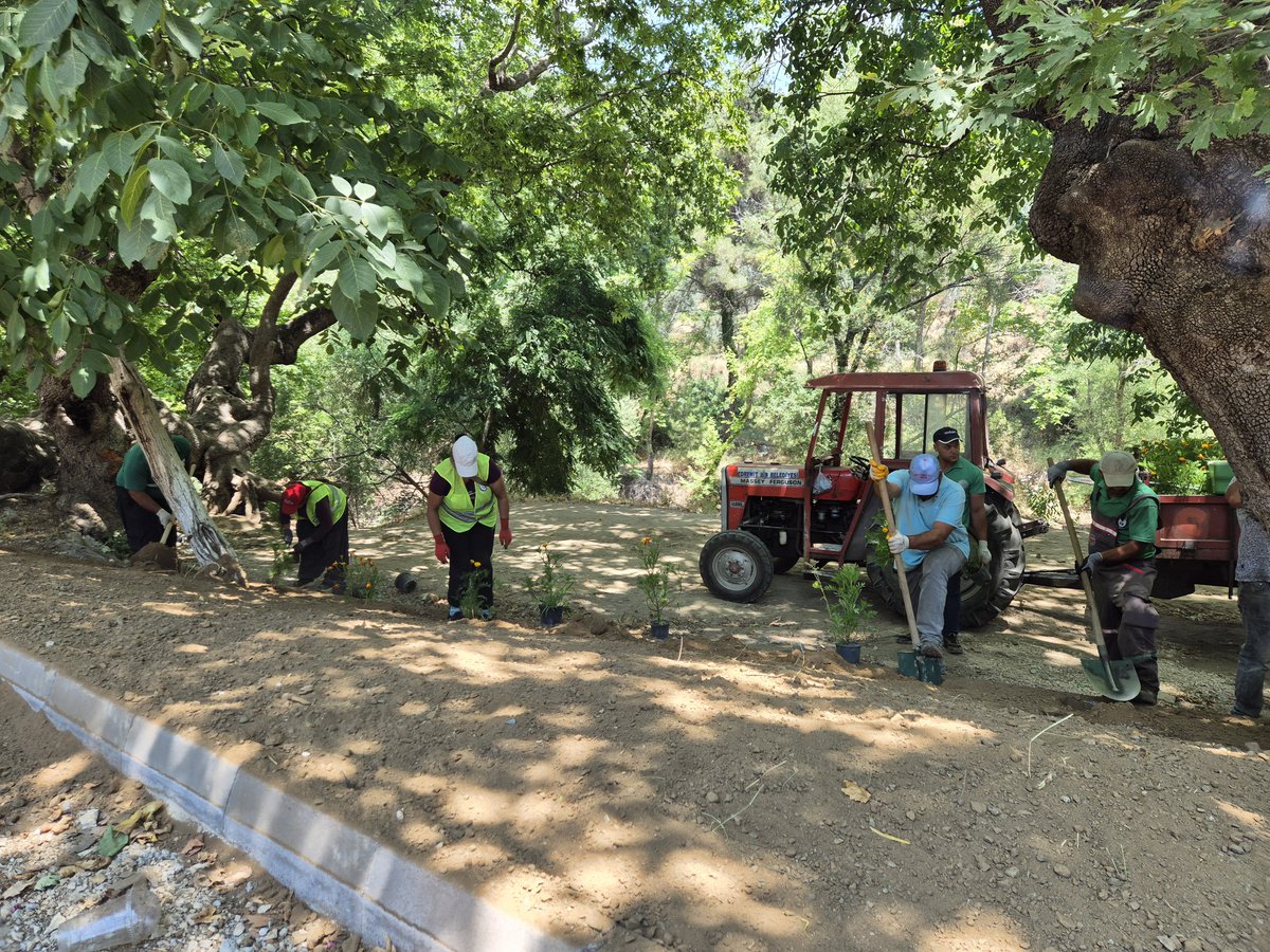 Edremit Belediyesi Şahindere Mesire Alanında Yol ve Peyzaj Çalışmalarına Hız Verdi