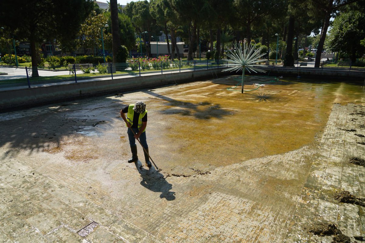 Edremit Belediyesi Faruk Serpil Parkı'ndaki Ördekli Havuzu Temizledi