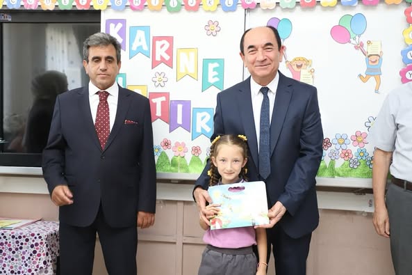 Gönen Kaymakamı Altıntaş, Öğrencilerin Karne Sevinçlerine Katıldı