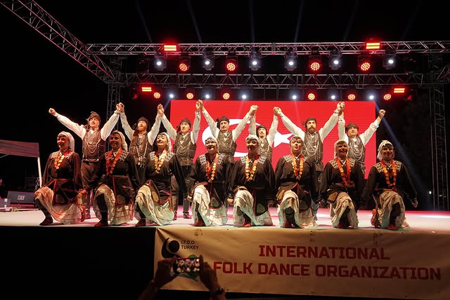 Ayvalık'ta 6 Ülkeden 400 Dansçıyla Unutulmaz Halk Oyunları Gecesi
