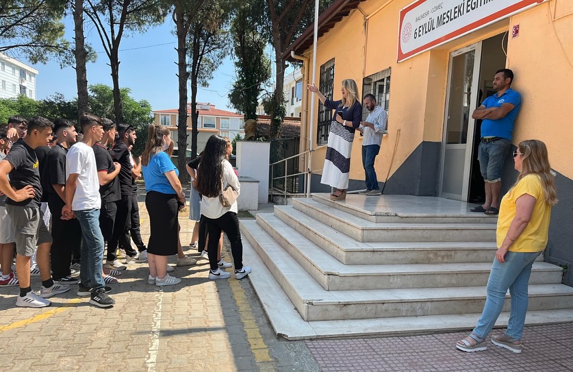 Gömeç'te Karne Coşkusu Yaşandı: Öğrencilere İyi Tatiller